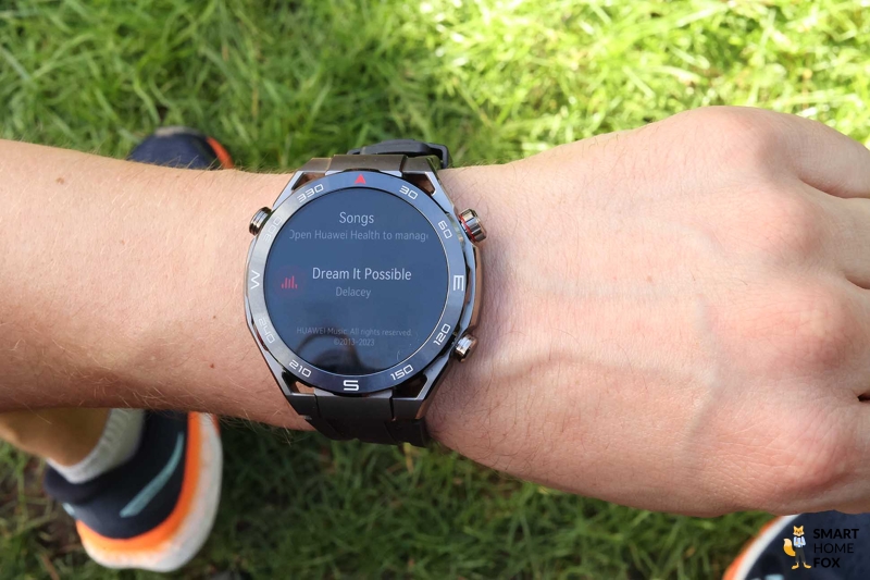 На Huawei Watch Ultimate можно увидеть функцию воспроизведения музыки.